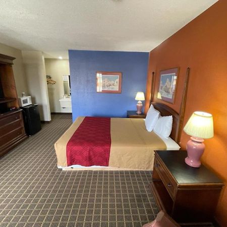 Knights Inn & Suites Emporia Eksteriør bilde
